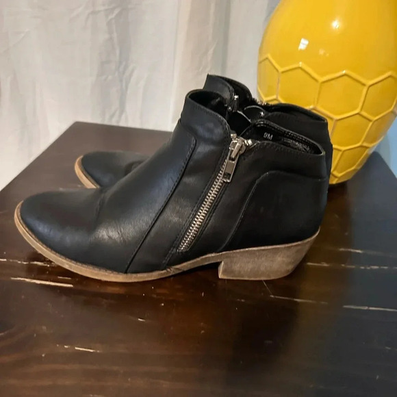 Maurice Size 9 Side Zip Booties. Low Heel. Black. 2 Zips Inside Needs Cleaning. - Picture 2 of 8